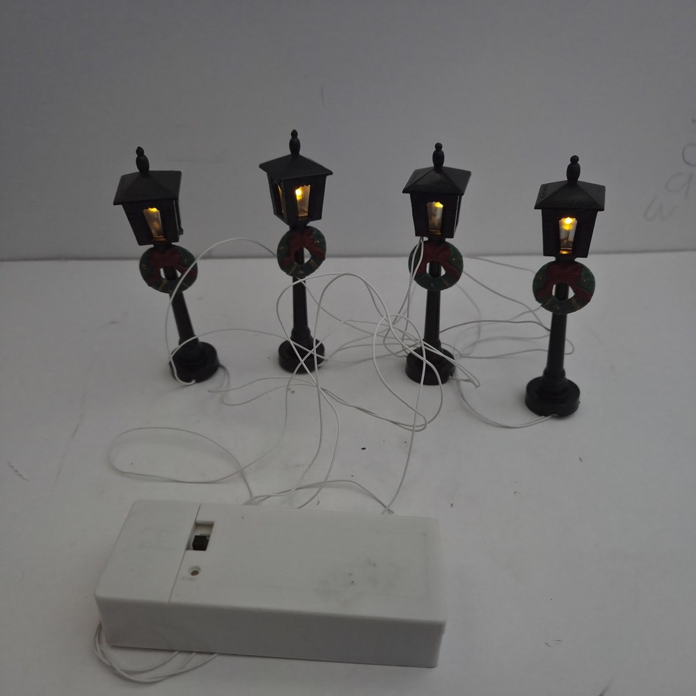 Lemax Christmas Village Street Lamps With Wreaths Set Of 4 Battery Operated